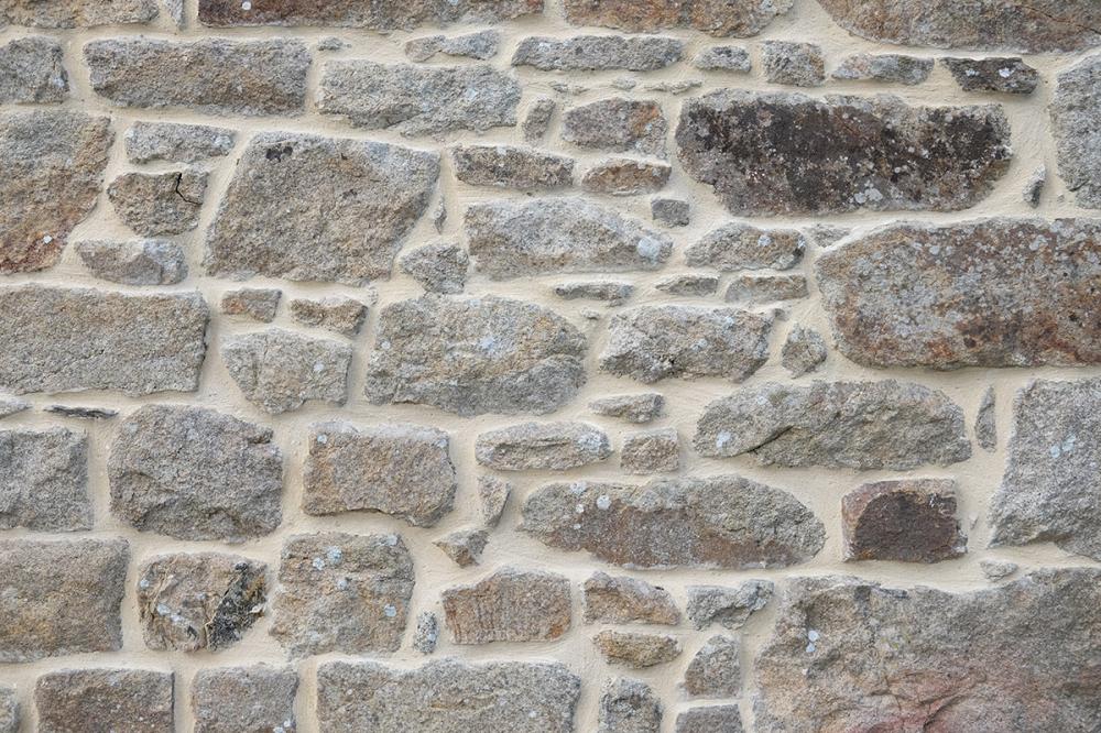 Pose de joints à la chaux près de Laz
