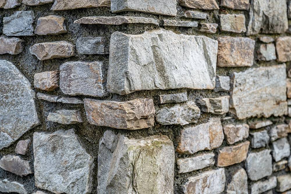 Restauration de bâtiments en pierre naturelle près de Laz